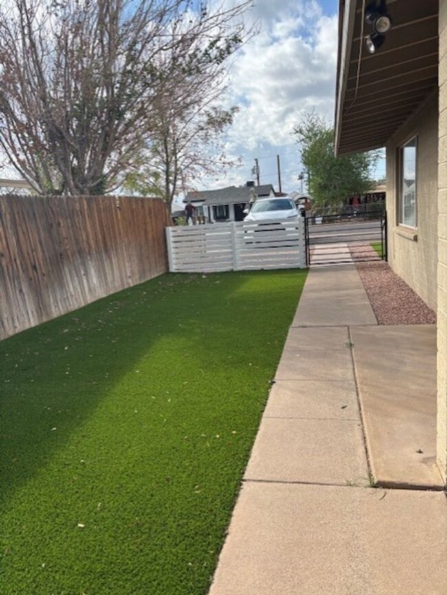 Building Photo - adorable 1 bed 1 bath with backyard private