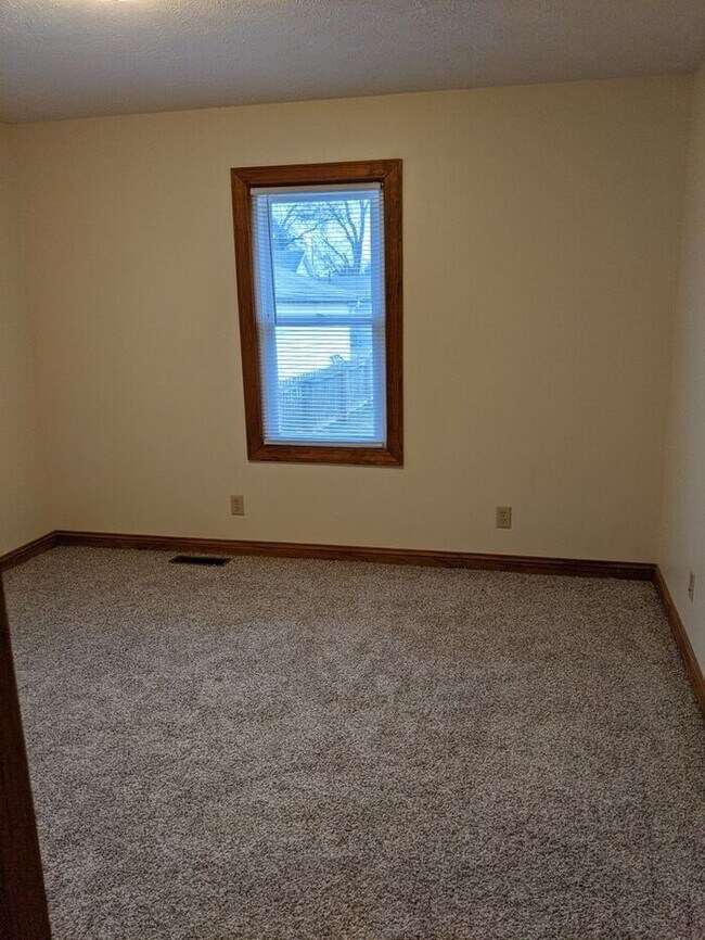 Building Photo - 2 Bedroom 1 Bath Home