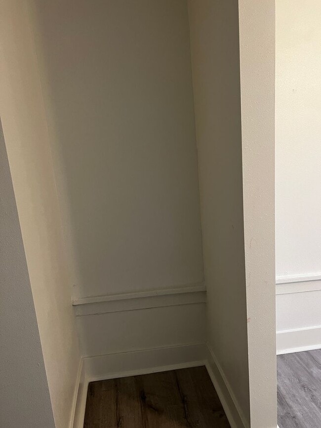 Building Photo - $950 Deposit $950 Rent