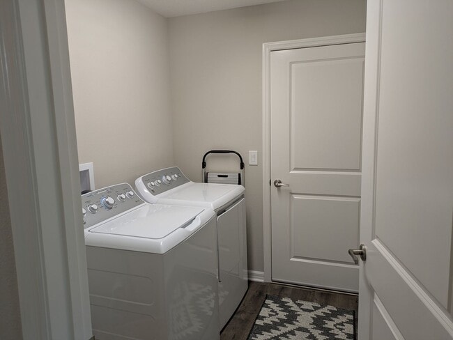 Building Photo - 1750 Debellis Ln