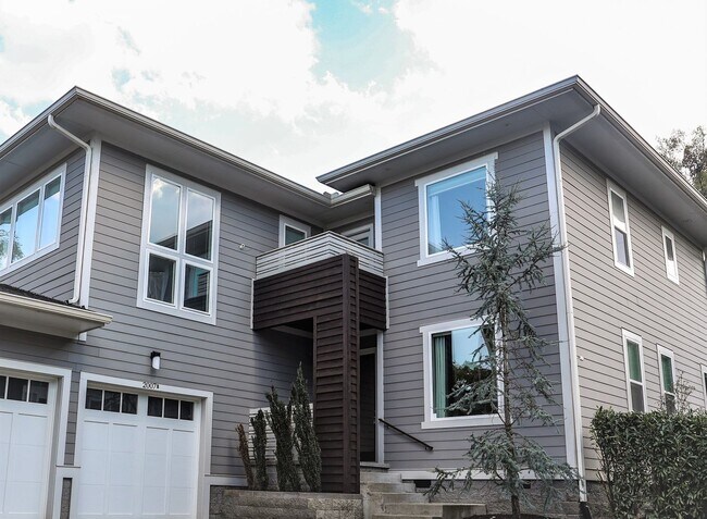 Building Photo - Beautiful Green Hills 4 BD 3 1/2 BA Home W...