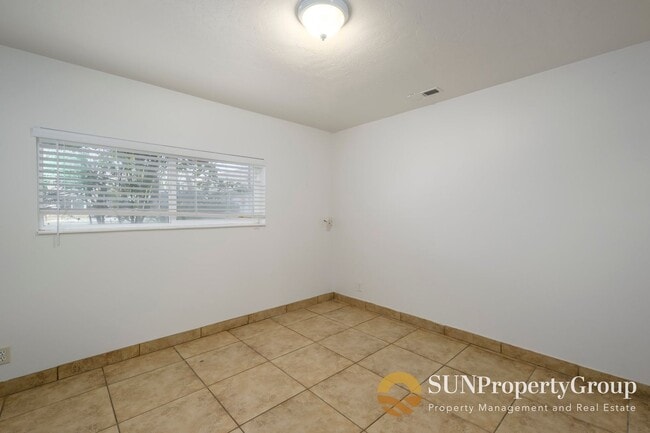 Building Photo - Duplex In Great West Valley Area