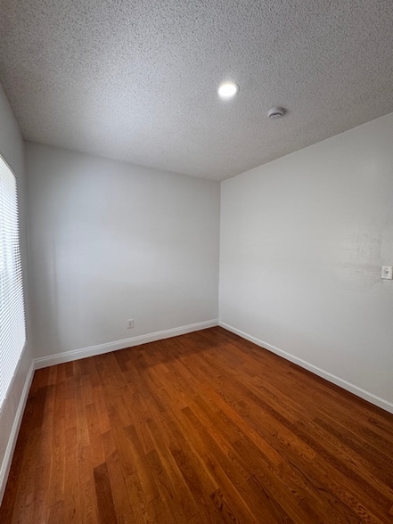 Building Photo - 1434 W 22nd St