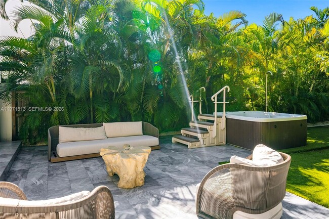 Building Photo - 3166 Royal Palm Ave