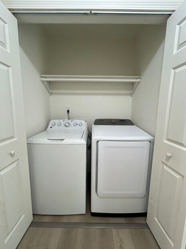 Building Photo - Beautifully Remodeled 4/2