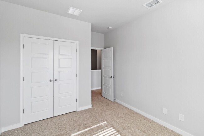 Building Photo - Beautifully 4 bedroom Townhome in Buda- Emma Park