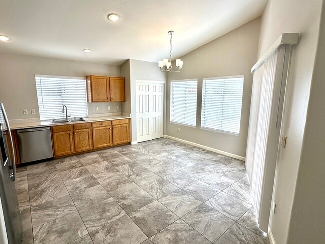 Building Photo - Great Ahwatukee double story home in perfect location.