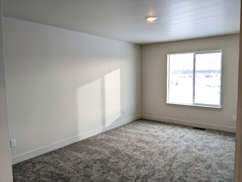 Building Photo - 4039 Snowberry Ave