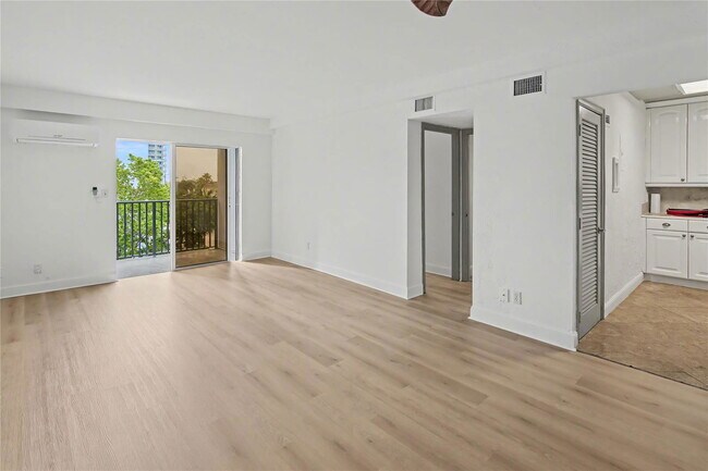 Building Photo - 3000 Riomar St