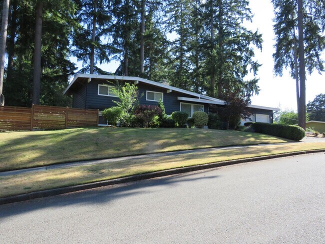 Building Photo - Bellevue Robinswood Mid Century 4bed/3bath Tri-Level $3800.00