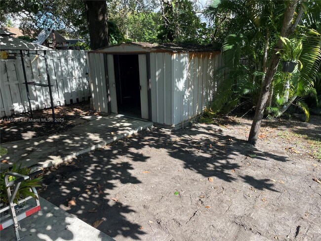 Building Photo - 638 SW 10th St