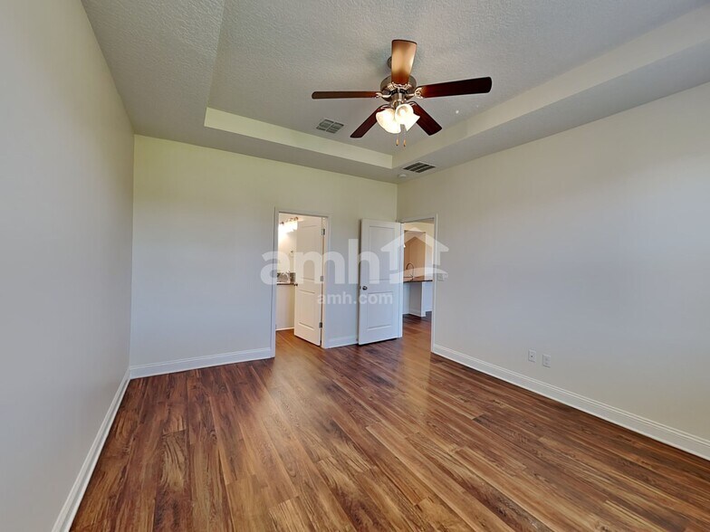 Building Photo - 3278 Roundabout Dr