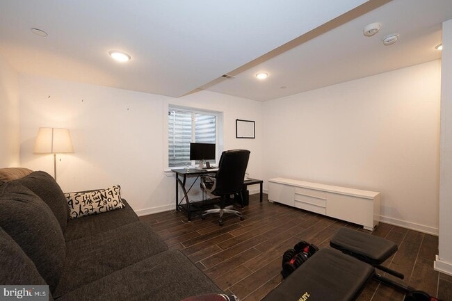 Building Photo - 1326 N Mascher St