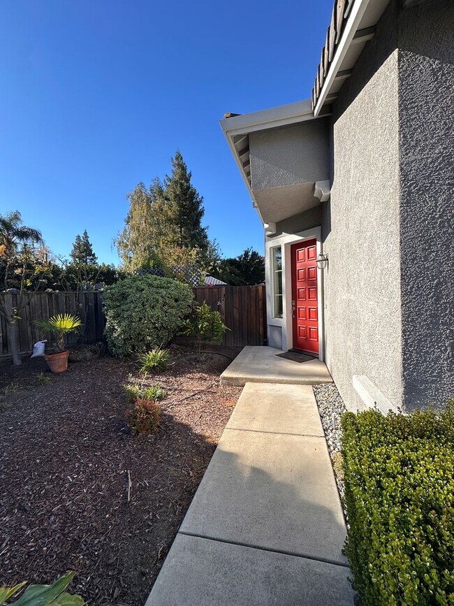Building Photo - Pleasanton home available now!