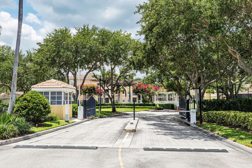 Gated entry - 5060 Fairways Cir