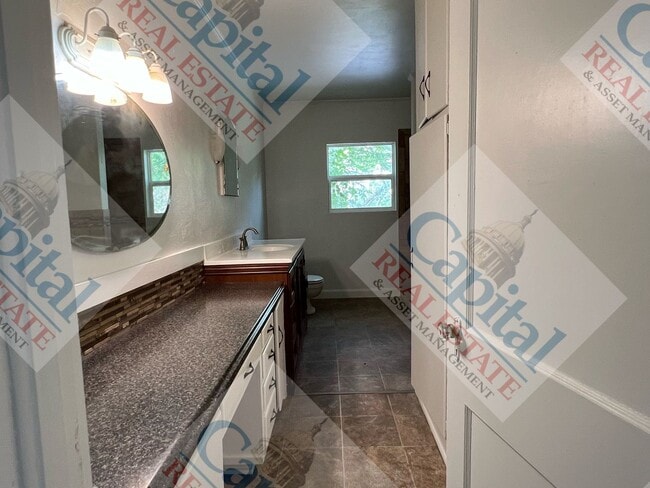 Building Photo - Spacious 3 Bedroom