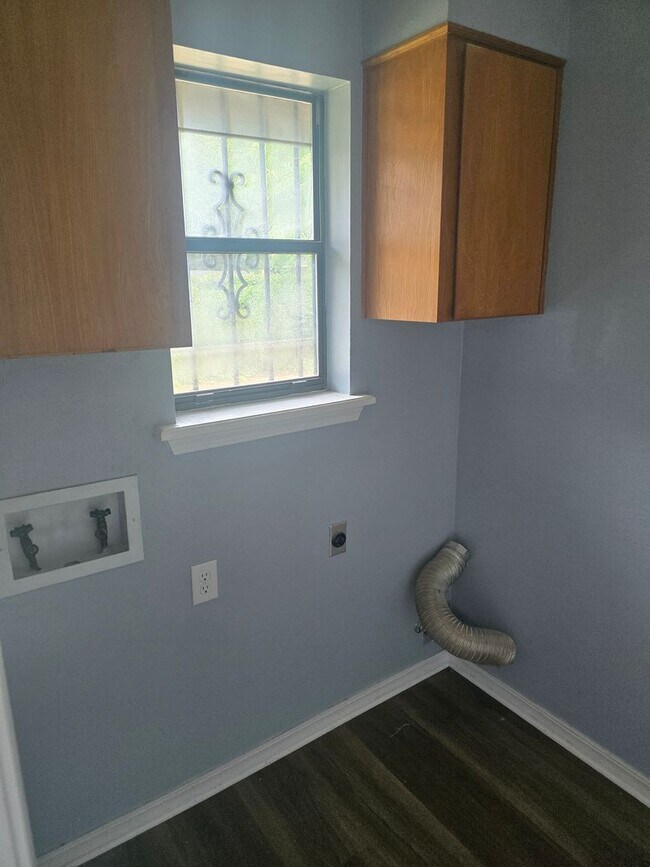 Building Photo - Refurbished - 3 bdrm 2 bath