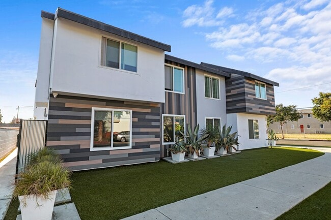 Building Photo - 850 N Van Ness Ave