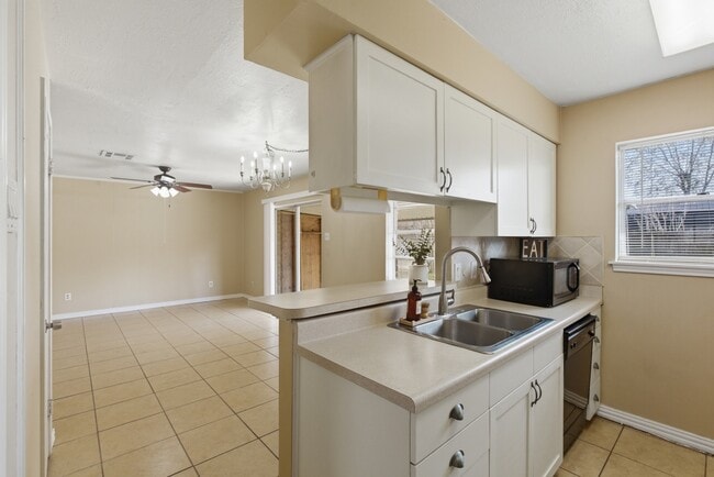 Building Photo - 13627 Greenway Dr