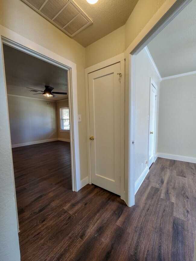 Building Photo - Newly Renovated 3 bedroom 1 bath home in Shawnee