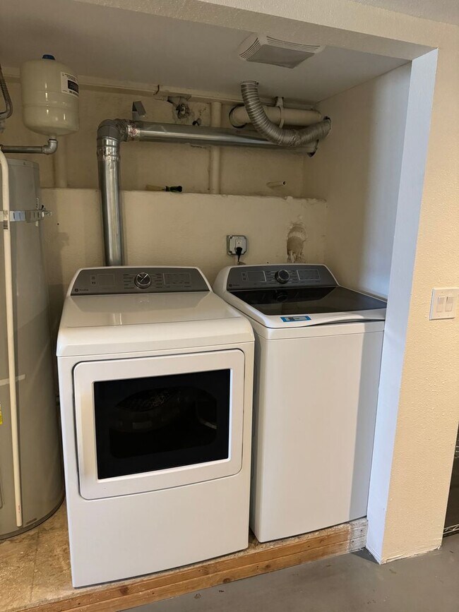 Building Photo - TRI PLEX in midtown..1 bedroom 1 bath with...