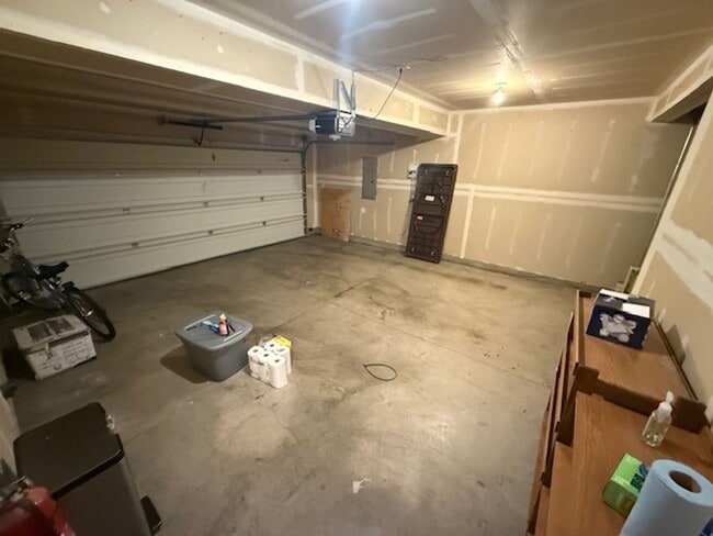 Building Photo - Quiet Neighborhood 4 bed + Office 2.5 Bath