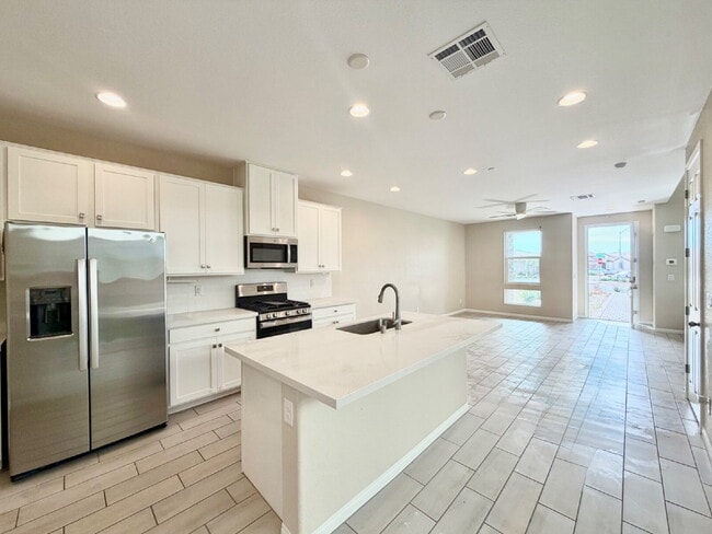 Building Photo - 3 Bedroom Townhome for Rent in Cadence Henderson | Solar Home | Master-Planned Community Near Las...