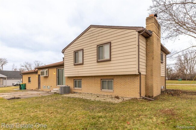 Building Photo - 29489 Geraldine Rd