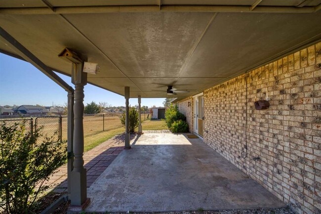 Building Photo - 308 SE Camelot Dr