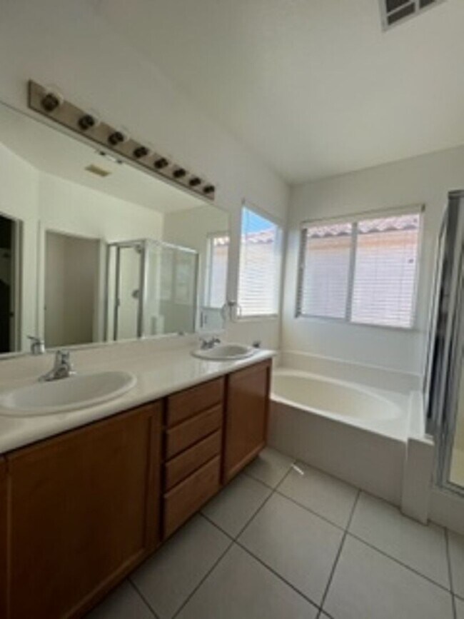 Building Photo - SOUTHERN HIGHLANDS BEAUTY!