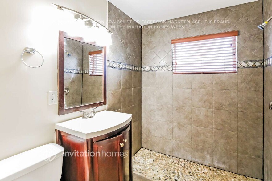 Building Photo - 725 Caddie Pl