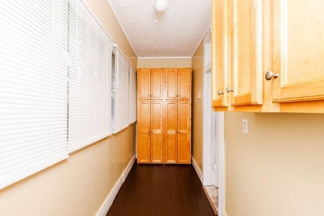 Building Photo - 4 Bedroom in West End