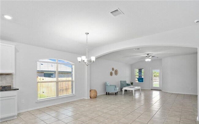 Building Photo - 4 bedroom 2 bathroom home!
