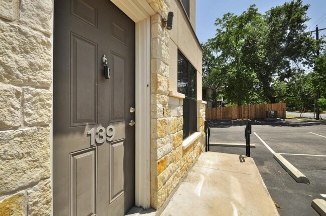 Building Photo - 711 W 32nd St