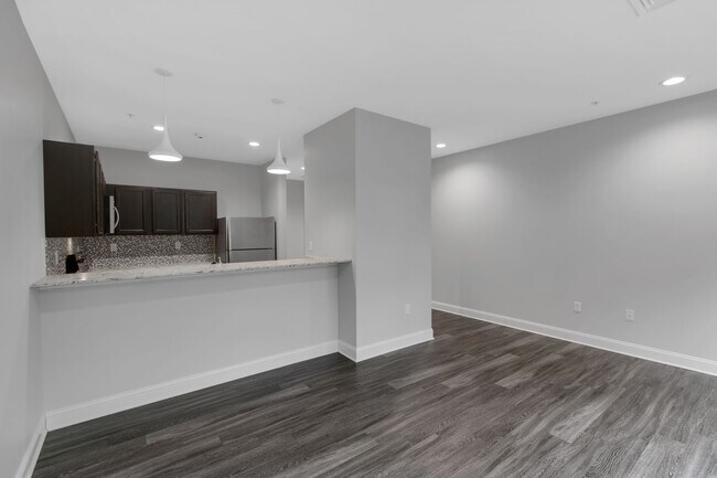 Building Photo - Stunning 1 Bedroom Luxury Apartment with T...