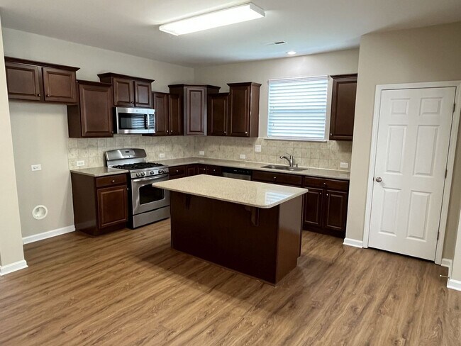 Building Photo - Great 4 Bed Home in Desired Winding Walk C...