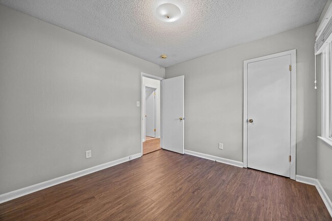 Building Photo - 3 Bedroom 2 Freshly Remodeled Bathrooms