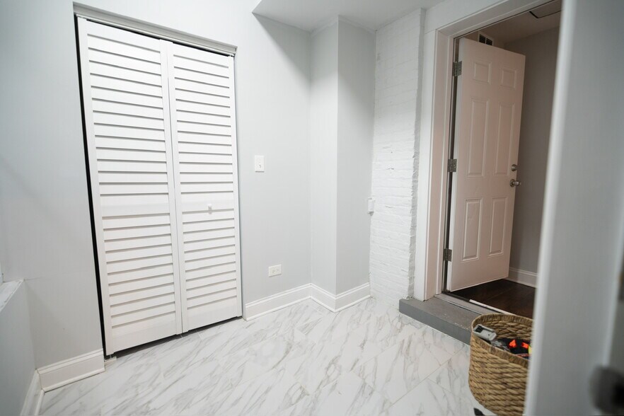 Building Photo - 7522 S Langley Ave