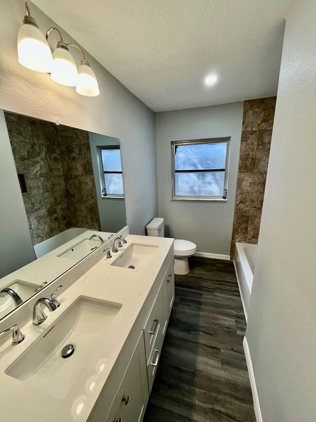 Building Photo - HUGE Ridge Manor/Dade City 3BR/2BA Home with Wide Open Floor Plan!!!