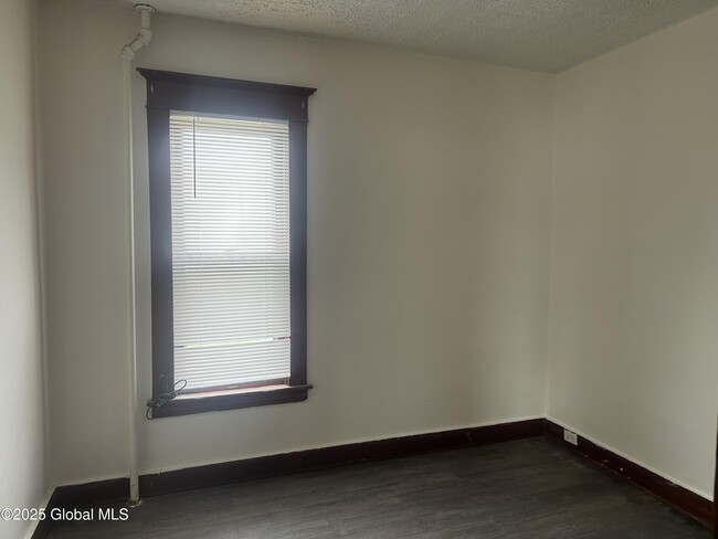 Building Photo - 1326 3rd Ave