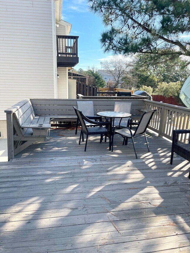 Building Photo - 3720 Pretty Lake Ave