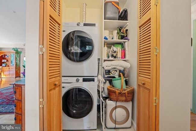 Building Photo - 5929 Avon Dr