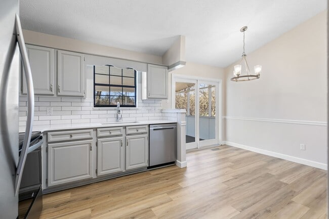 Building Photo - TOTALLY UPDATED 3 BEDROOM HOUSE IN WEST KN...