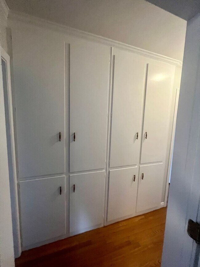 Building Photo - Spacious 3 Bedroom House with Private Gara...