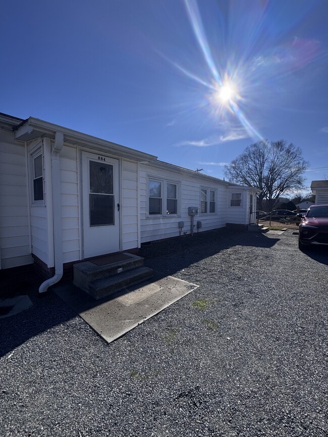 Building Photo - 884 Old Charlotte Rd SW