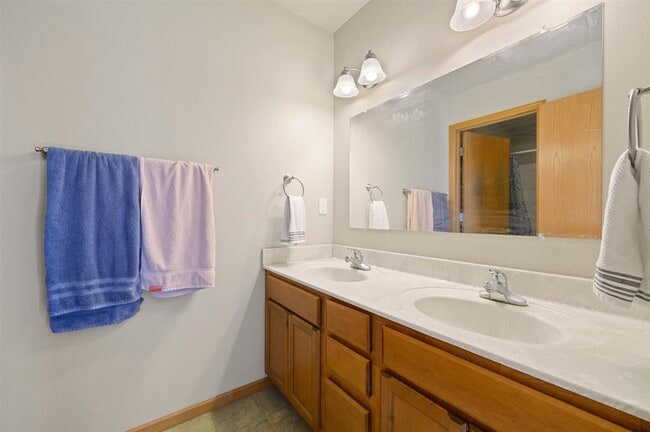 Building Photo - 77 N Park Ridge Rd