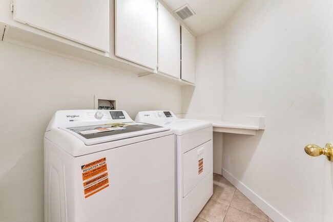 Building Photo - Charming Single-Story Living with Spacious Comfort!