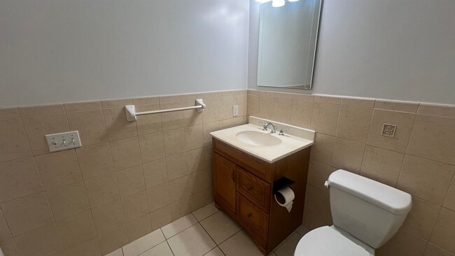 Building Photo - 528 52nd St