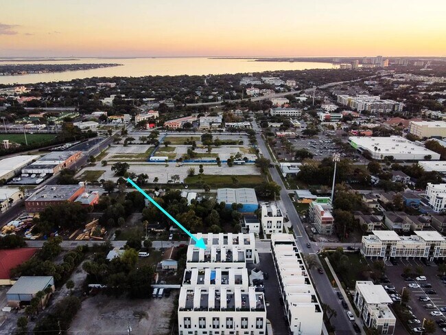 Building Photo - 1332 W Gray St