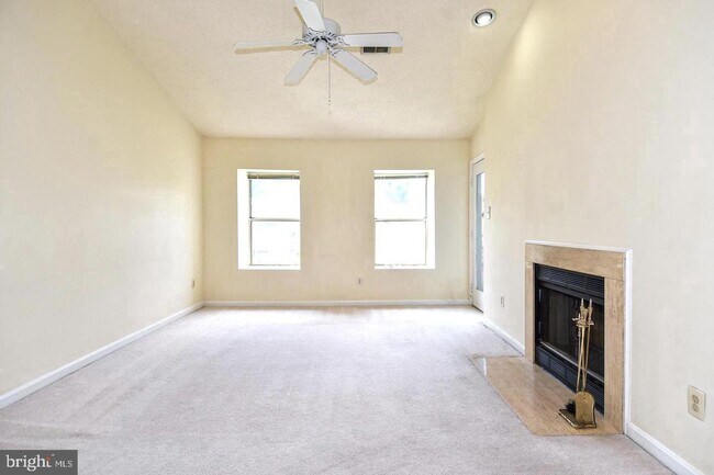 Building Photo - Sunny and spacious top floor unit featuring an open floor plan perfect for entertaining!